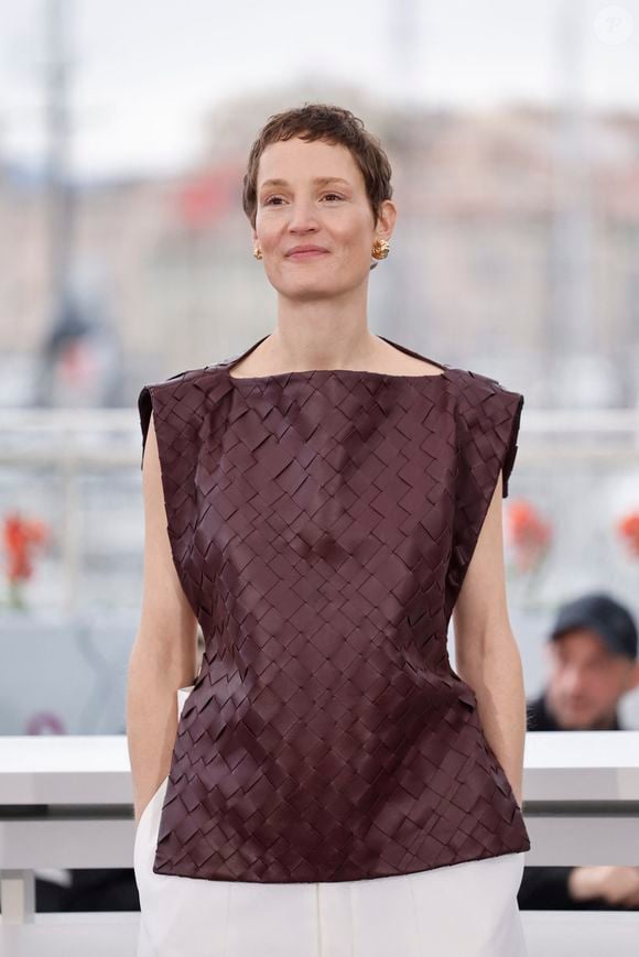 Vicky Krieps au photocall du film "Love Me Tender" lors du 78ème Festival International du Film de Cannes, au Palais des Festivals à Cannes, France, le 20 mai 2025. © Jacovides-Moreau/Bestimage