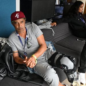 Yannick Noah interviewé par Vincent Cerutti lors des 24H du Mans 2024, le 15 juin 2024.

Photo : Frédéric Chambert / Panoramic / Bestimage