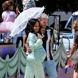 Christina Milian, enceinte, et son compagnon M Pokora (Matt) font la promotion de la marque "Beignet Box" de Christina sur un char lors d'une parade à Los Angeles le 10 avril 2021. © Backgrid USA / Bestimage