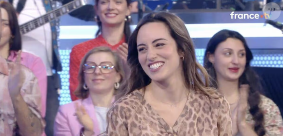Sandy, l'actuelle maestro de N'oubliez pas les paroles sur France 2
