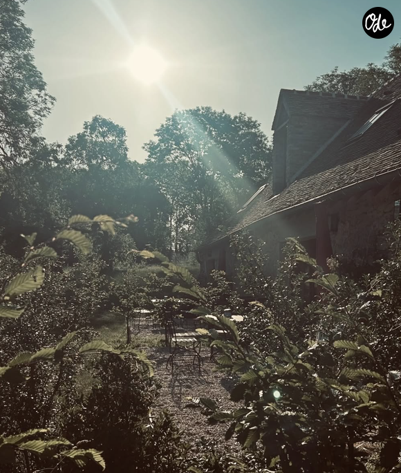L'ambition du lieu ? Proposer à ses visiteurs une expérience à la campagne sans s'éloigner excessivement de la capitale. 

Story Instagram postée par Caroline Ithurbide le 21 juin 2026