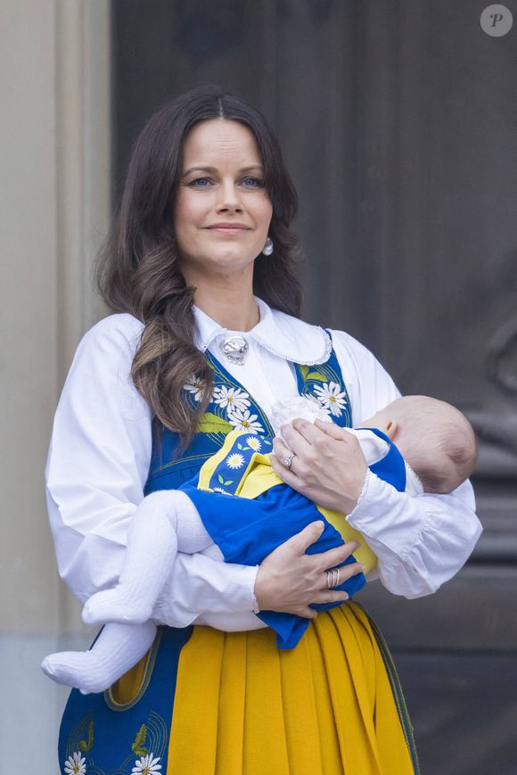 A seulement 4 mois, elle a participé à sa première fête nationale 
La princesse Sofia "Hellqvist" de Suède et sa fille la princesse Ines lors de l'"Open Castle Day” dans le cadre de la fête nationale de Suède à Stockholm le 6 juin 2025  Dana Press / Bestimage