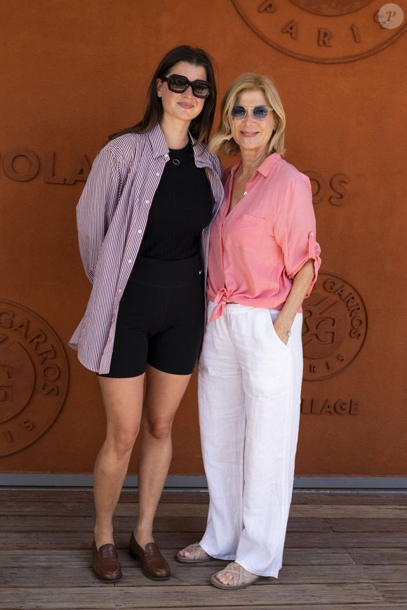 Oriane Deschamps et Michèle Laroque au village lors des Internationaux de France de Tennis de Roland Garros 2025. Paris, le 30 mai 2025. 
© Moreau / Jacovides / Bestimage
