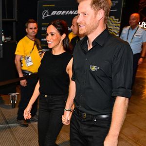 Düsseldorf, ALLEMAGNE - Le duc et la duchesse de Sussex, le prince Harry et Meghan Markle, ont été aperçus en train de remonter les esprits lors de la quatrième journée des Invictus Games 2023. Au Merkur Spiel-Arena de Düsseldorf, en Allemagne, le couple avait l'air sincèrement heureux alors qu'il interagissait avec les athlètes et les fans.