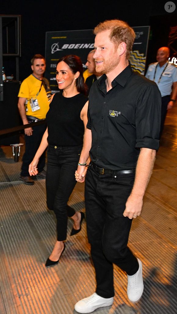 Düsseldorf, ALLEMAGNE - Le duc et la duchesse de Sussex, le prince Harry et Meghan Markle, ont été aperçus en train de remonter les esprits lors de la quatrième journée des Invictus Games 2023. Au Merkur Spiel-Arena de Düsseldorf, en Allemagne, le couple avait l'air sincèrement heureux alors qu'il interagissait avec les athlètes et les fans.