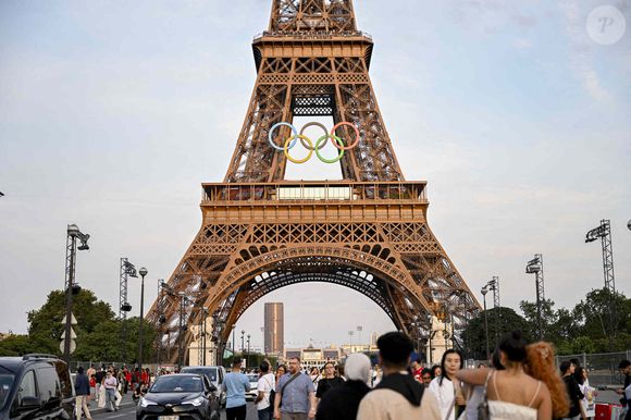 Paris (75) : la Tour Eiffel avec les anneaux olympiques pour les JO de Paris 2024 - Photo de Joly V/ANDBZ/ABACAPRESS.COM