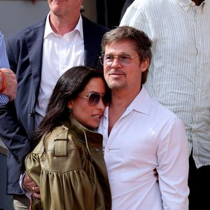 Brad Pitt et sa compagne Ines de Ramon assistent dans les tribunes aux Internationaux de France de Tennis de Roland Garros 2026, Paris le 6 juin 2026. © Jacovides-Moreau/Bestimage