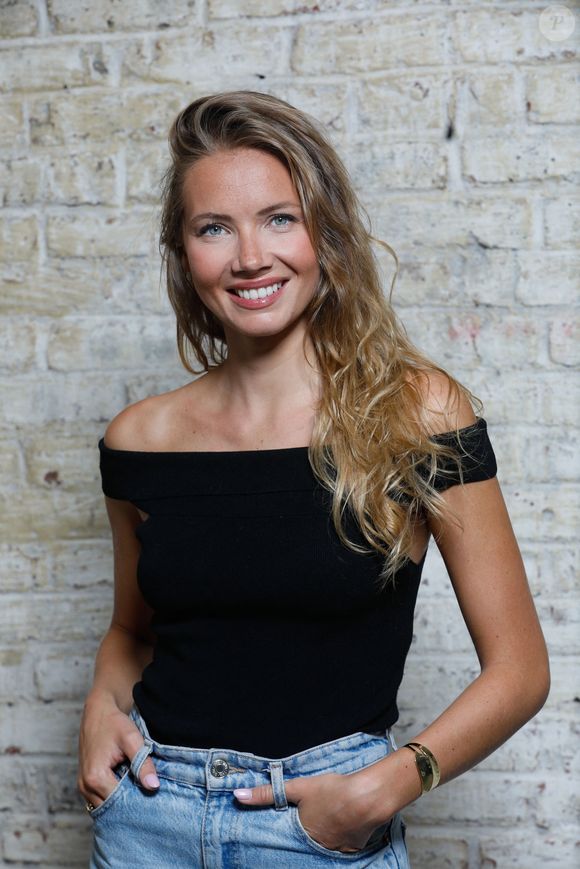 Mais ce mardi 29 juillet 2025, la future mariée s'est de nouveau saisie de son clavier pour chaleureusement remercier les internautes de leurs adorables messages... Mais pas seulement ! 

Exclusif - Amandine Petit (miss France 2021) en prise de vue studio en marge du tournage du clip "Je garde le sourire !" de l'association Laurette Fugain dans les Studios de l'Usine à Paris, France, le 19 septembre 2024. © Christophe Clovis/Bestimage