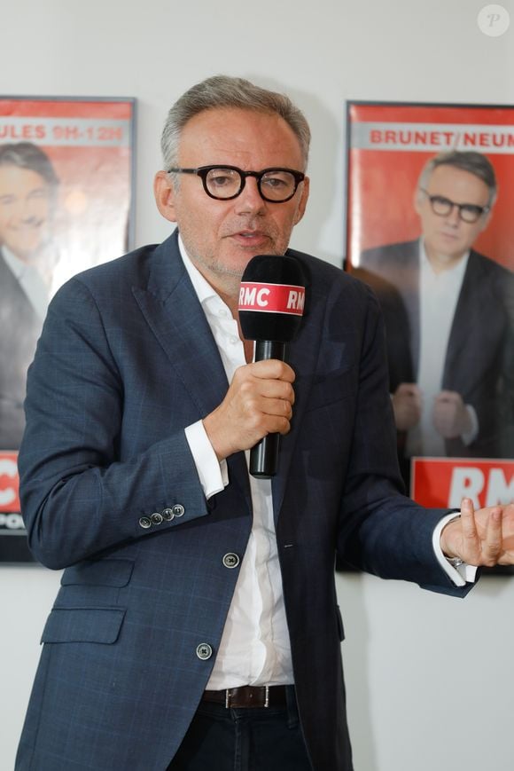 Il s'agit d'Eric Brunet.

Éric Brunet - Conférence de presse de rentrée 2019-2020 de RMC, RMC Sport et BFM TV à Altice Campus à Paris le 28 août 2019. © Christophe Clovis / Bestimage