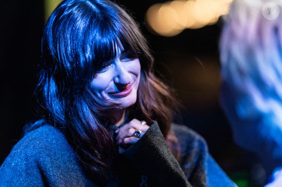 bien loin de l’univers musical dans lequel on avait l’habitude de la voir évoluer.

Marguerite Dedeyan en backstage de l'enregistrement de l'émission "Nos voix pour toutes" au profit de la Fondation des femmes à l'Adidas Arena diffusée sur TMC le 25 novembre 2025, à Paris, France, le 19 novembre 2025. © Guirec-Moreau/Bestimage