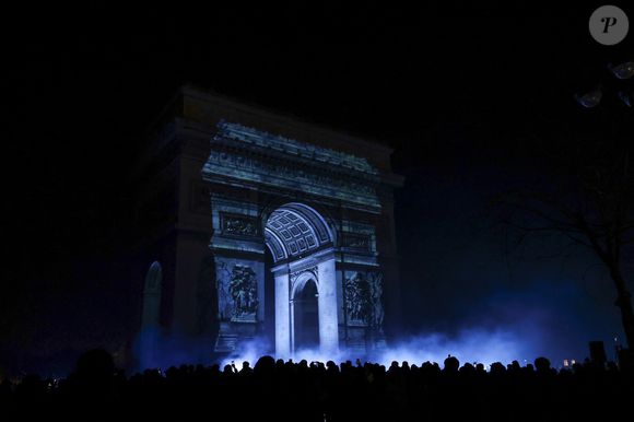 Exclusif - Stéphane Bern présente l'émission "La Grande Soirée du 31 de Paris" diffusée sur France 2 sur les Champs-Elysées, en présence de Anne Hidalgo et Gil Alma, à Paris, France, le 31 décembre 2025. © Jack Tribeca/BHM/Bestimage