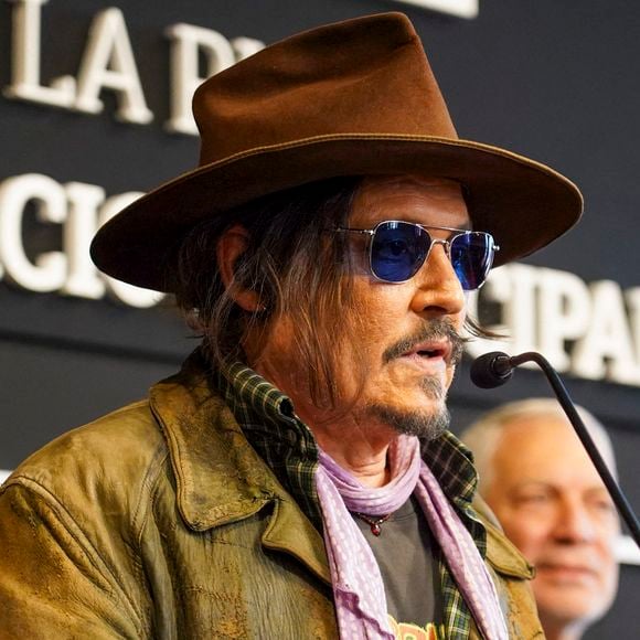 À l’époque, il décrivait ce domaine comme « une sorte de petit village » où il aimait vivre avec Vanessa Paradis et leurs enfants, Lily-Rose et Jack.

Exclusif - Johnny Depp reçoit le prix Illustrious Visitor Award et les clés de la ville à La Plata, Argentine le 12 novembre 2025.
