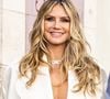 Heidi Klum a misé sur une tenue blanche très structurée, composée d’un blazer sculptural aux larges revers arrondis et marqué à la taille par des boutons dorés.

Heidi Klum au défilé Vivienne Westwood lors de la Fashion Week de Paris.Backgrid UK/ Bestimage