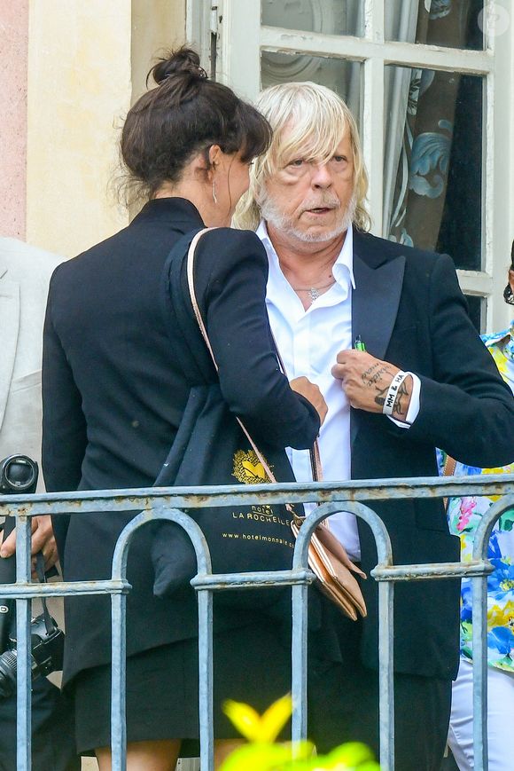 Le chanteur Renaud (Renaud Séchan) et sa compagne Cerise (de son vrai prénom Christine) - Mariage d'Hugues Aufray et de Murielle Mégevand à la mairie de Marly-Le Roy, France, le 2 septembre 2023. Agence / Bestimage