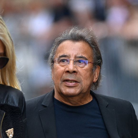 Isaure Le Faou et son compagnon Laurent Voulzy assistent aux obsèques de Thierry Ardisson à l'église Saint Roch à Paris, France, le 17 juillet 2025. Photo par Franck Castel/ABACAPRESS.COM