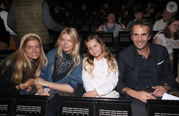 Exclusif - Yannick Bolloré avec sa femme Chloé et leurs enfants Théa et Zoé - Matinée "Rêve d'Enfants" avec la représentation du ballet "Casse-Noisette" à l'Opéra Bastille à Paris le 17 Décembre 2023. © Bertrand Rindoff / Bestimage
