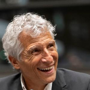 Aujourd’hui, il assume pleinement sa réussite et sa rémunération.

L'animateur de télévision et de radio français Nagui lors d'une audition à l'Assemblée nationale française à Paris, le 1er avril 2026 Photo par Eliot Blondet / ABACAPRESS.COM