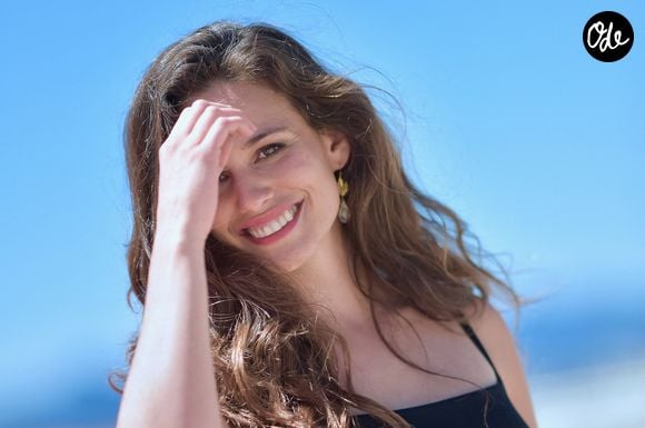 Elle partage le terrain avec une communauté d'une dizaine de personnes.

Lucie Lucas participe à la séance photo organisée lors de la troisième journée du 6e Festival international Canneseries, le 16 avril 2023 à Cannes, en France. Copyright : Franck Castel/ABACAPRESS.COM