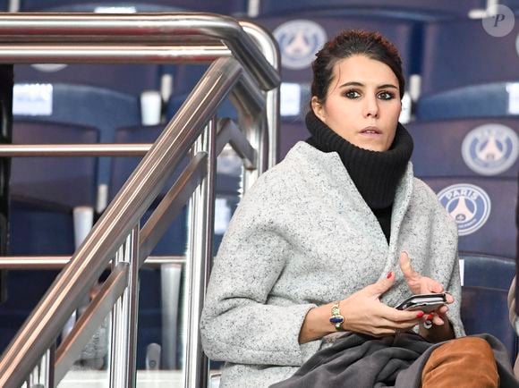 Karine Ferri encourage son compagnon Yoann Gourcuff lors du match PSG-Rennes au Parc des Princes à Paris le 6 novembre 2016. 

© Pierre Perusseau/Bestimage