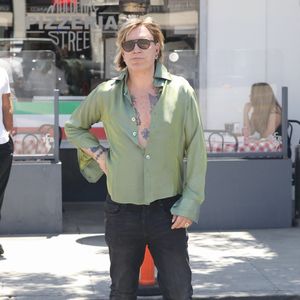 Mickey Rourke doit plus de 59 000 euros.

Mickey Rourke va déjeuner à Los Angeles, le 21 juin 2022.