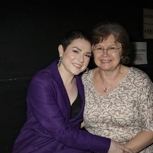 Emilie Dequenne et sa mère à la Soirée de gala "Tous les talents chantent contre le cancer" pour l'association "Tout le monde contre le cancer" à l'Olympia à Paris. Le 20 juin 2024 © Jack Tribeca / Bestimage