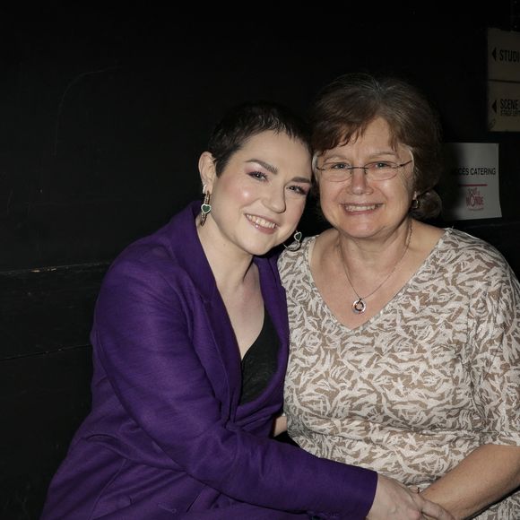 Emilie Dequenne et sa mère à la Soirée de gala "Tous les talents chantent contre le cancer" pour l'association "Tout le monde contre le cancer" à l'Olympia à Paris. Le 20 juin 2024 © Jack Tribeca / Bestimage
