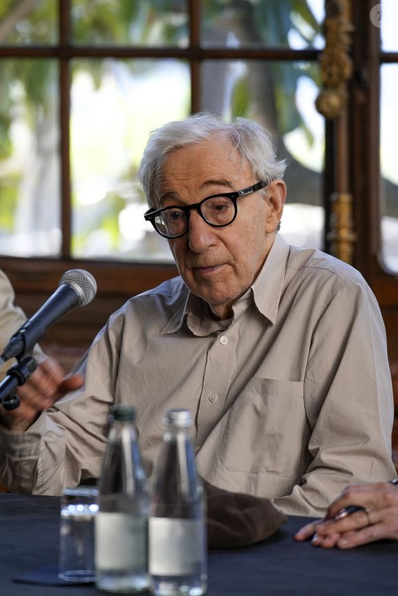 Woody Allen présente en exclusivité France son 50ème film intitulé "Coup de chance" tourné en français avec Valérie Lemercier, Lou de Lâage, Niels Schneider et Melvin Poupaud à l'Institut Lumière à Lyon. © Sandrine Thesillat / Panoramic / Bestimage
