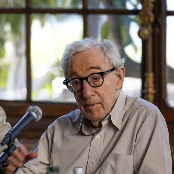 Woody Allen présente en exclusivité France son 50ème film intitulé "Coup de chance" tourné en français avec Valérie Lemercier, Lou de Lâage, Niels Schneider et Melvin Poupaud à l'Institut Lumière à Lyon. © Sandrine Thesillat / Panoramic / Bestimage