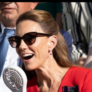 En tribune lors du match, elle avait également un mini-ventilateur

Kate Middleton, princesse de Galles, dans la loge royale lors de la finale du simple dames, le treizième jour du tournoi de tennis de Wimbledon 2026, à l'All England Lawn Tennis and Croquet Club, à Londres, au Royaume-Uni, le 11 juillet 2026. Photo de Stephen Lock/i-Images/ABACAPRESS.COM