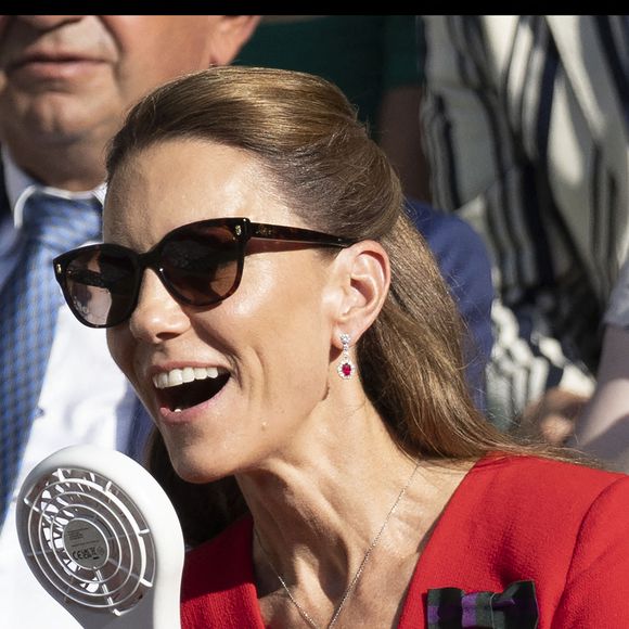 En tribune lors du match, elle avait également un mini-ventilateur

Kate Middleton, princesse de Galles, dans la loge royale lors de la finale du simple dames, le treizième jour du tournoi de tennis de Wimbledon 2026, à l'All England Lawn Tennis and Croquet Club, à Londres, au Royaume-Uni, le 11 juillet 2026. Photo de Stephen Lock/i-Images/ABACAPRESS.COM
