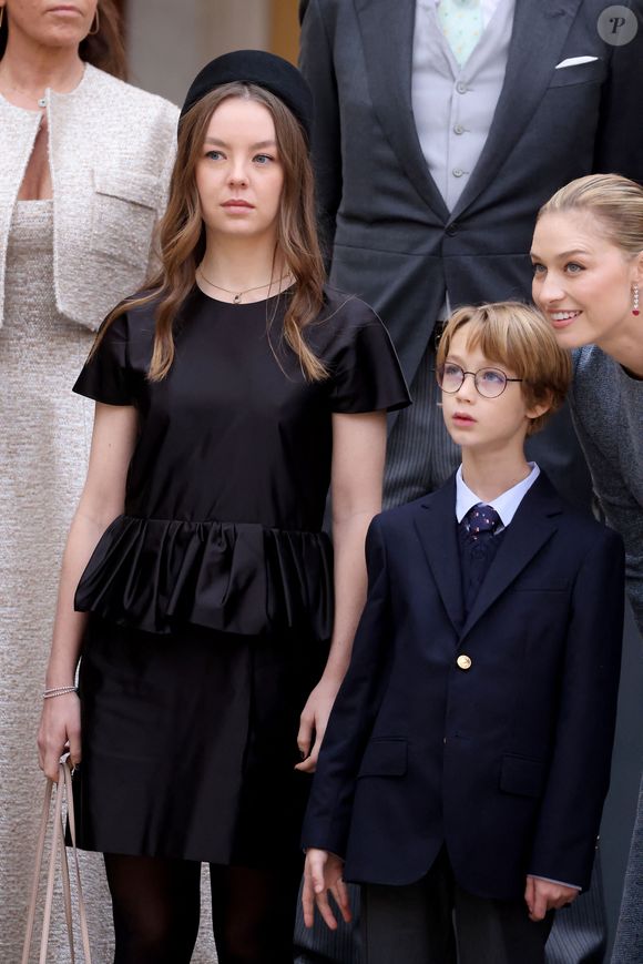 La princesse Alexandra de Hanovre, Beatrice Borromeo, son fils Stefano Casiraghi - La famille princière monégasque dans la cour d'honneur du palais lors de la la fête nationale à Monaco le 19 novembre 2025. © Dominique Jacovides - Bruno Bebert / Bestimage