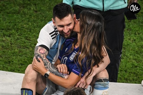 L'Argentin Lionel Messi avec son épouse Antonela Roccuzzo après le match, 18 décembre 2022, Qatar, Lusail. Photo : Robert Michael/dpa /Abaca