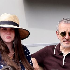 Elie Semoun et sa compagne Aude (enceinte) dans les tribunes lors des Internationaux de France de Tennis de Roland Garros 2025. Paris, le 1er Juin 2025. © Dominique Jacovides/Bestimage