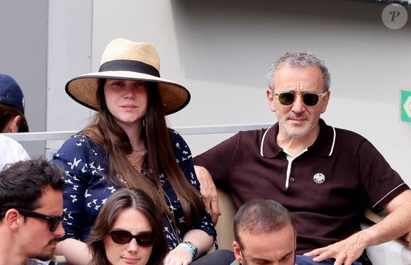 Elie Semoun et sa compagne Aude (enceinte) dans les tribunes lors des Internationaux de France de Tennis de Roland Garros 2025. Paris, le 1er Juin 2025. © Dominique Jacovides/Bestimage