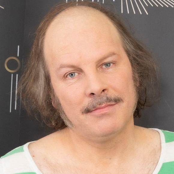 Ce "bon vivant" se retrouve ainsi privé du loisir de pouvoir manger certains aliments riches et gourmands, et ce suite à une opération en urgence. 

Exclusif - Philippe Katerine - Backstage de l'émission OEED (On Est En Direct) présentée par L.Salamé et L.Ruquier - Paris le 12/03/2022 - © Jack Tribeca / Bestimage