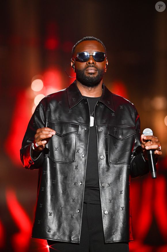 Les enquêteurs examinent également les paroles de la chanson "Dolce Camara". Booba y évoque Demdem, compagne de Gims, de manière jugée offensante.

Exclusif - Gims - Scène - Concert événement "Le gala des pièces jaunes" à l'Accor Arena Paris le 26 janvier 2024.

© Guillaume Gaffiot / Cyril Moreau  / Bestimage