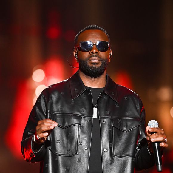 Les enquêteurs examinent également les paroles de la chanson "Dolce Camara". Booba y évoque Demdem, compagne de Gims, de manière jugée offensante.

Exclusif - Gims - Scène - Concert événement "Le gala des pièces jaunes" à l'Accor Arena Paris le 26 janvier 2024.

© Guillaume Gaffiot / Cyril Moreau  / Bestimage