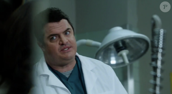 Il s'agit de Steven W. Bailey, l'ancien propriétaire du bar dans les sept premières saisons de "Grey's Anatomy".

Captures d'écran