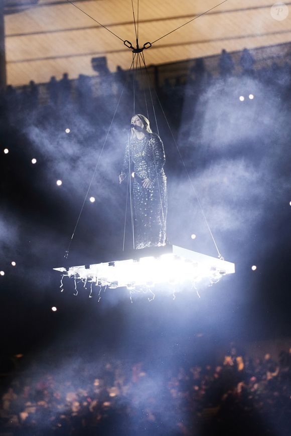La chanteuse Louane (Louane Emera), représentante de la France au concours de l'Eurovision, interprète pour la première fois son titre Maman, en hommage à sa mère décédée lorsqu'elle avait 17 ans, devant les 80 000 spectateurs, suspendue sur une plateforme, plusieurs mètres au-dessus de la pelouse et des musiciens, du Stade de France à la mi-temps du match du Tournoi des Six Nations opposant la France à l'Écosse, à Saint-Denis, Seine Saint-Denis, France, le 15 mars 2025. © Cyril Moreau/Bestimage