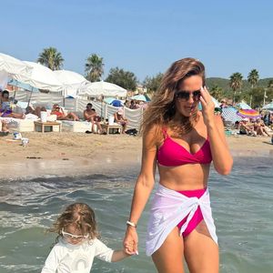 Vitaa passe ses vacances en famille, en compagnie de sa petite dernière, Noa, âgée de trois ans. Compte Instagram de Vitaa / Publication du 11 août 2025