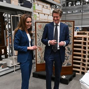Pour cette journée, Kate avait opté pour un tailleur pantalon bleu signé Alexander McQueen 

Catherine Kate Middleton, princesse de Galles, est en visite à la V&A East Storehouse à Londres le 10 juin 2025

© Eddie Mulholland / Pool / Burton via Bestimage