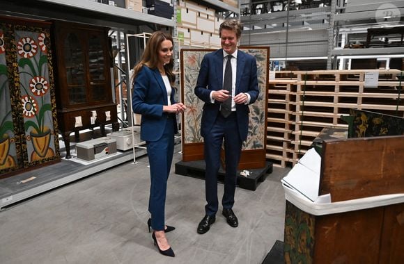 Pour cette journée, Kate avait opté pour un tailleur pantalon bleu signé Alexander McQueen 

Catherine Kate Middleton, princesse de Galles, est en visite à la V&A East Storehouse à Londres le 10 juin 2025

© Eddie Mulholland / Pool / Burton via Bestimage