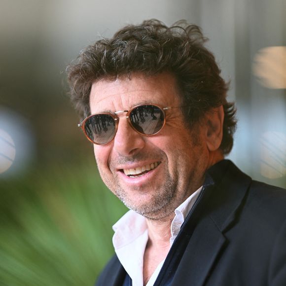 Dans la vidéo d'un peu moins d'une minute publiée sur son compte, le père de Léon et Oscar a dévoilé les coulisses de cette rencontre hors du commun. 

Patrick Bruel pose au Village de Roland Garros le 6 juin 2025 à Paris, France. Photo par ABACAPRESS.COM