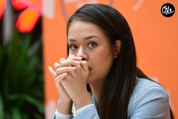 Exclusif - Hinaupoko Devèze, Miss France 2026, lors d'une séance de dédicaces dans la galerie marchande du centre commercial Aushopping Villars, France, le 18 mars 2026. © Romain Doucelin/Bestimage