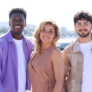 David Baiot, Lola Marois et Florian Abboud au photocall de la série "Plus belle la vie, encore plus belle" lors du festival Canneseries saison 8 à Cannes le 26 avril 2025.

© Denis Guignebourg / Bestimage