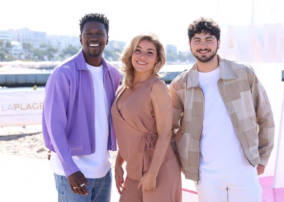David Baiot, Lola Marois et Florian Abboud au photocall de la série "Plus belle la vie, encore plus belle" lors du festival Canneseries saison 8 à Cannes le 26 avril 2025.

© Denis Guignebourg / Bestimage