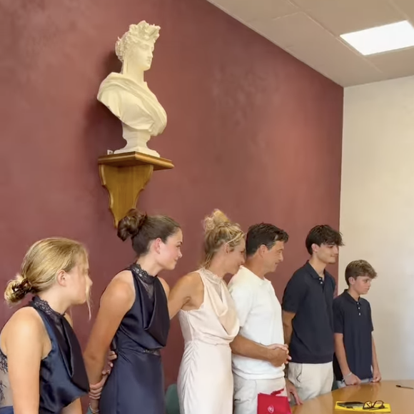 Les quatre enfants du couple, deux paires de faux jumeaux, ont été les témoins de cette cérémonie de renouvellement de voeux. 

Renouvellement de voeux d'Elodie Gossuin et Bertrand Lacherie en juillet 2026 - Instagram