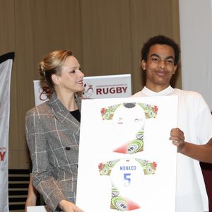 Charlene de Monaco a souhaité s'exprimer en français pour cette occasion spéciale.

La Princesse Charlène de Monaco assiste au 2ème concours créatif du maillot qui sera porté par l'équipe nationale monégasque de rugby à VII des moins de 16 ans. 
© Claudia Albuquerque / Bestimage