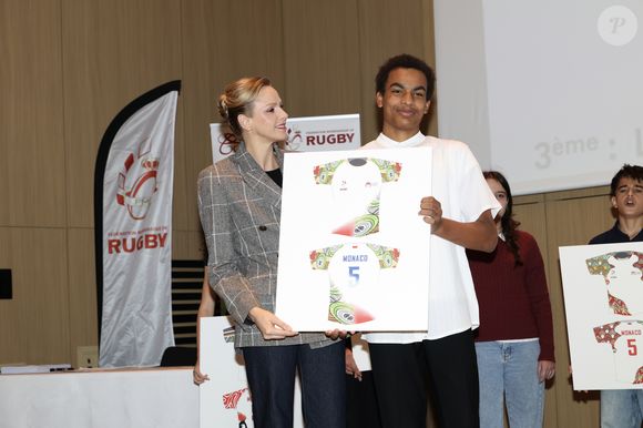 Charlene de Monaco a souhaité s'exprimer en français pour cette occasion spéciale.

La Princesse Charlène de Monaco assiste au 2ème concours créatif du maillot qui sera porté par l'équipe nationale monégasque de rugby à VII des moins de 16 ans. 
© Claudia Albuquerque / Bestimage