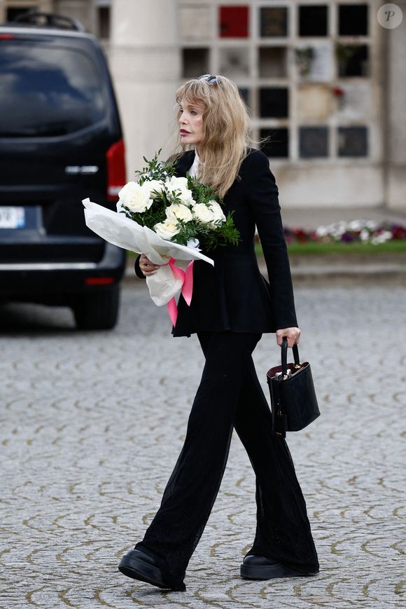Arielle Dombasle - Obsèques d'Isabelle Mergault à la Coupole du Père-Lachaise à Paris le 30 mars 2026. © Cyril Moreau - Dominique Jacovides / Bestimage